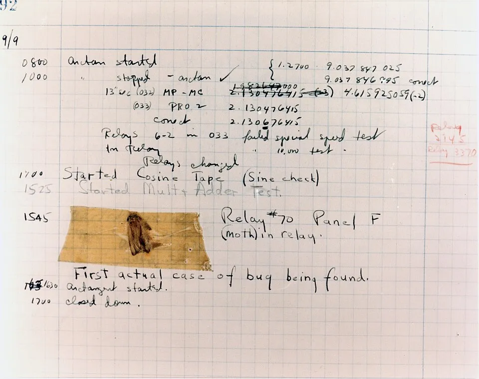 ログブックの9月9日のページ。15時45分の行に蛾がテープで貼られ、Relay #70 Panel F (moth) in relay. と書き込まれている